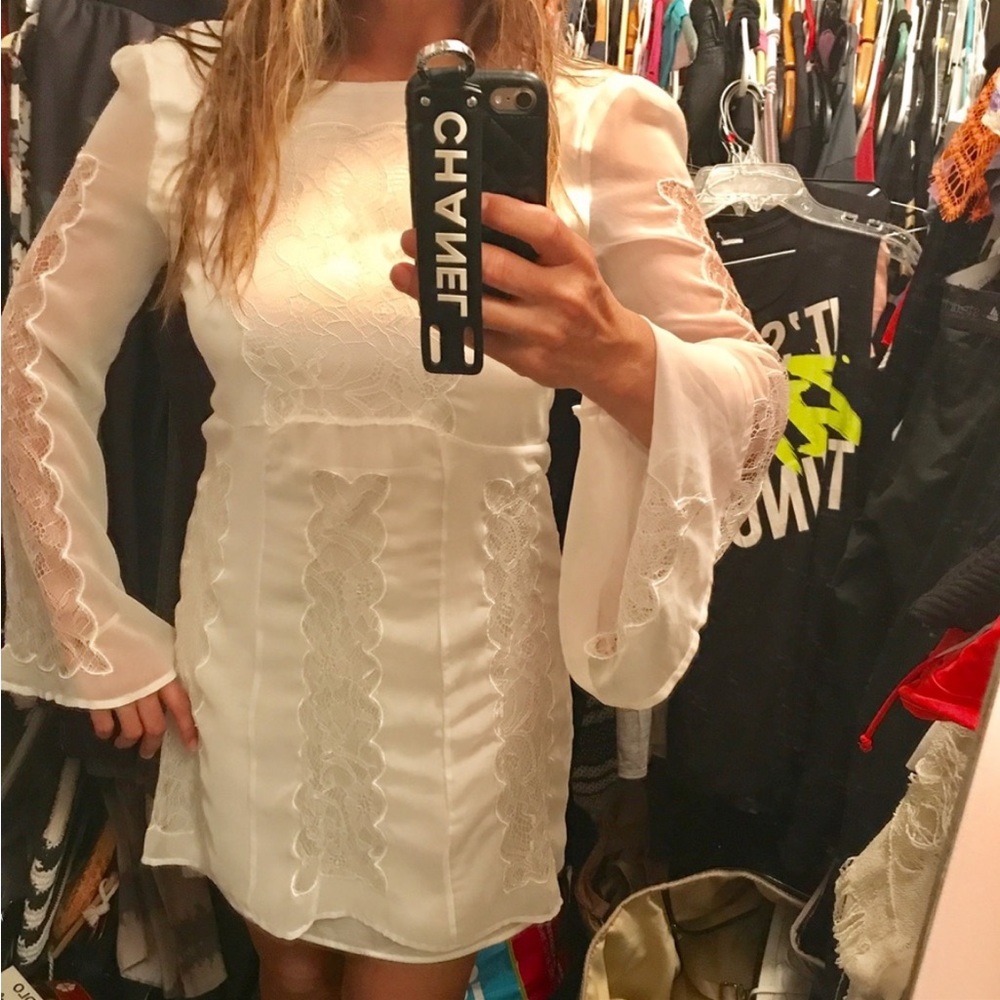 STONE COLD FOX SEXY BELL SLEEVE DRESS, WORN ONCE. SIZE 3 FITS SIZE 6 IN SCF.